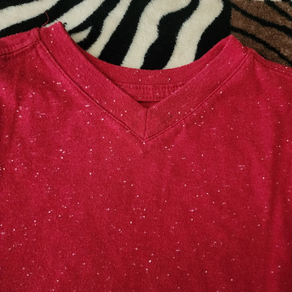 Cat & Jack Boys XS 4/5 Red Speckled Paint Splatter V-Neck T-Shirt